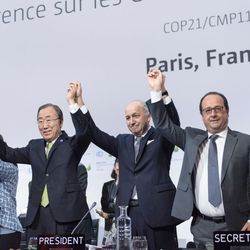 Der französische Präsident, der UN-Generalsekretär und die UNFCCC-Sekretäring Christiana Figueres heben triumphierend die Hände.
