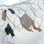 Kleidungsstücke hängen am Grenzzaun in Melilla, nachdem eine Gruppe von Migranten 2005 versuchte, über ihn zu springen.
