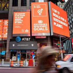 Eine Werbetafel zeigt das rote SDG 5 am Times Square in New York.