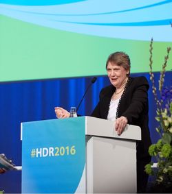 Helen Clark bei der Präsentation des Berichts (© HDR Office, UNDP/flickr)