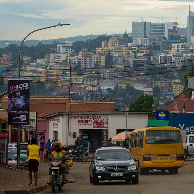 Blick auf die ruandische Hauptstadt Kigali mit Autos, Häusern und im Hintergrund Hochhäuser.