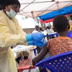 Ebola-Impfung UN Photo Martine Perret Eine Frau impft ein Kind gegen Ebola im Nordosten der Demokratischen Republik Kongo.