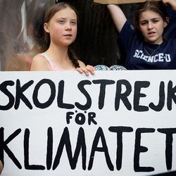  Klimaaktivistin Greta Thunberg zeigt ein Plakat mit der Aufschrift "Schulstreik fürs Klima"