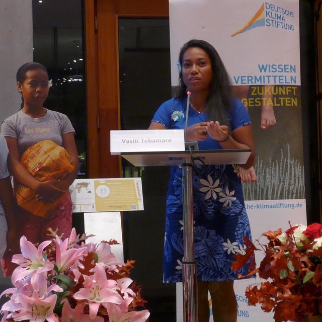 Klimabotschafterin aus Kiribati berichtet in Berlin über die Klimafolgen und Klimaflucht.