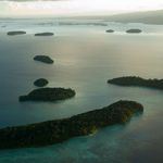 Eine Luftansicht von kleinen, grün bewachsenen Inseln im Meer