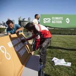 Die SDG-Aktionszone für multilaterales und vielfältiges Engagement wird auf dem Rasen des UN-Hauptquartiers in New York errichtet.
