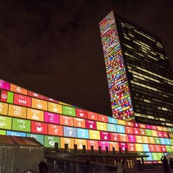 Projizierung der Nachhaltigen Entwicklungsziele am UN-Hauptsitz in New York (© UN Photo / Cia Pak)