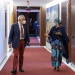 Die stellvertretende Generalsekretärin Amina Mohammed (rechts) unterhält sich mit Stéphane Dujarric, Sprecher des Generalsekretärs.