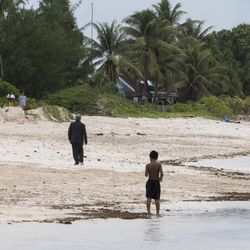 Der UN-Generalsekretär geht auf der Insel Tuvalu im Südpazifik spazieren.