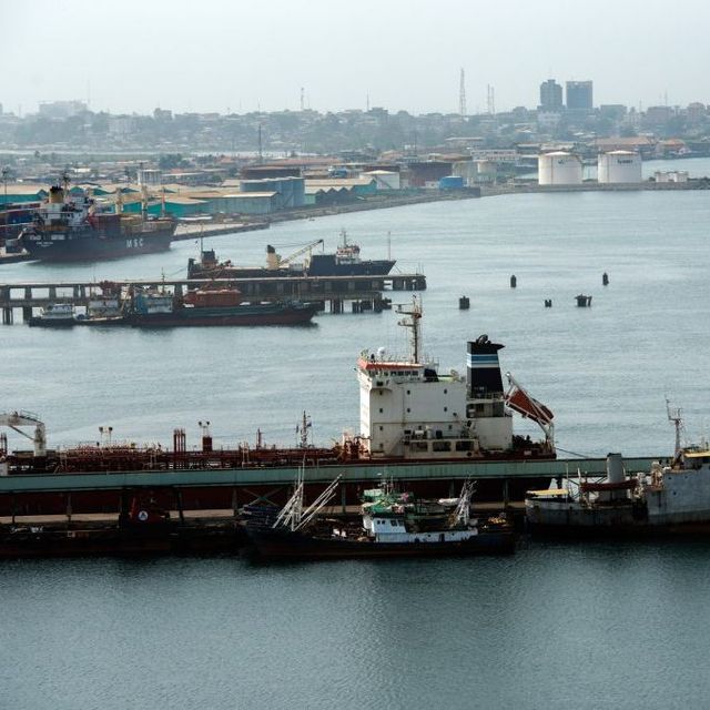 Ein großes Schiff liegt im Hafen von Monrovia, Liberia und wird aus der Vogelperspektive fotografiert.
