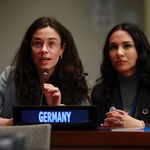 UN Women/Ryan Brown Zwei junge Frauen sprechen auf einer UN Konferenz