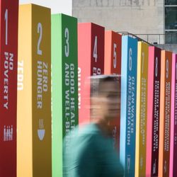 Bunte Blöcke, auf denen die einzelnen SDGs aufgeführt sind.