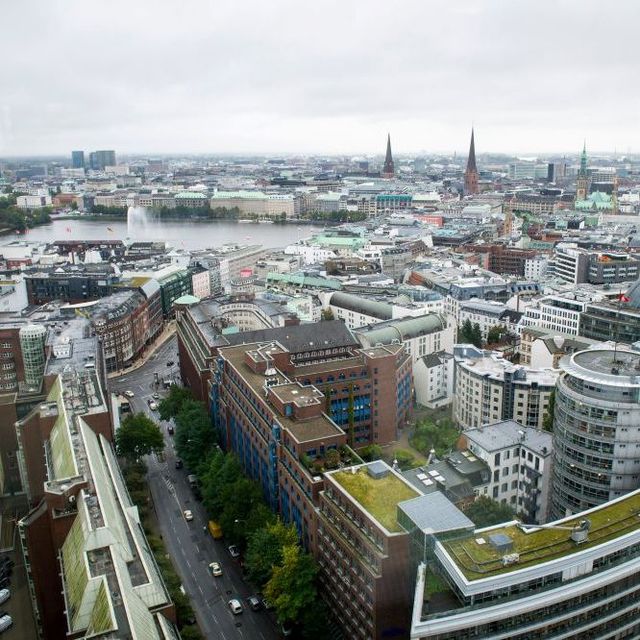 UN Photo/Rick Bajornas Blick über Hamburg mit Dächern, Häusern und Fluss von oben.