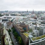 Blick über Hamburg mit Dächern, Häusern und Fluss von oben.