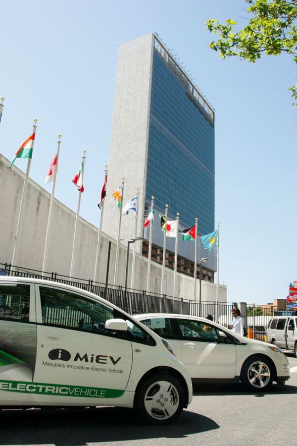 Elektrische Autos stehen vor dem UN-Hauptgebäude in New York City. 