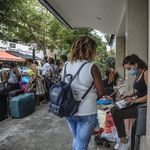 In Beirut, Libanon, verteilt IOM-Personal Hygienepäckchen an gestrandete Migrantinnen und Migranten und erfasst ihren Gesundheitszustand. Foto: Muse Mohammed, International Organisation for Migration.
