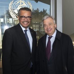 Treffen Tedros Adhanom Ghebreyesus, Generalddirektor der WHO,  mit UN-Generalsekrertär António Guterres (rechts) am Genfer Hauptsitz der WHO.