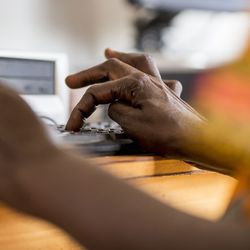 In einem Flüchtlingslager im Südsudan erhalten Geflüchtete Unterricht im Umgang mit Computern und dem Internet.