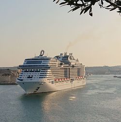 Das personal- und kapitalintensive Kreuzfahrtgeschäft ist eines der Tourismussegmente, die in der Corona-Krise hohe Einbußen haben. (Foto: Christina Kamp) Kreuzfahrtschiff im Hafen von Valletta, Malta, 2019.