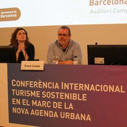 Rosa Bada (Barcelona activa) und Ernest Cañada auf dem Podium der internationalen Konferenz “Sustainable Tourism for the Development in the framework of the New Urban Agenda” im Mai 2017 in Barcelona 