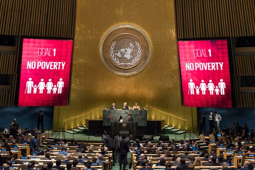 Neben dem Podium der UN-Generalversammlung leuchten zwei Bildschirme mit dem Ziel für nachhaltige Entwicklung No Poverty (Keine Armut).