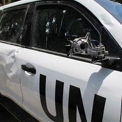 Beschädigtes Auto mit UN-Aufschrift