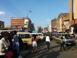 Private Busse (Matatus) ersetzen ein öffentliches Nahverkerssystem in Nairobi, Kenia, das es so nicht nicht gibt.