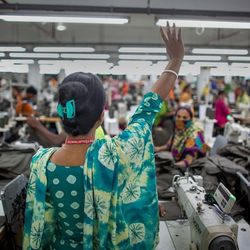 Eine Näherin bedankt sich bei Koleginnen, die sie in ein von der ILO gefördertes Gremium gewählt haben, das die Beteiligung von Beschäftigten an Entscheidungsprozessen stärken soll. Foto: ILO