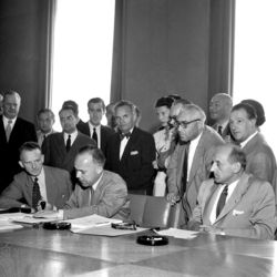 Unterzeichnung der Genfer Konvention 1951 (UN Photo) Staats- und Regierungschefs sitzen am Tisch und unterzeichnen die Genfer Konvention