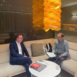 Links sitzt der UNDP-Repräsentant Jaco Cilliers, rechts der leitenden Redakteur der DGVN, Patrick Rosenow.