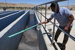 Ein Mitarbeiter entnimmt eine Wasserprobe in der Abwasserbehandlungsanlage Muta Mazar, Jordanien. Foto: GIZ Die Welt trocknet aus